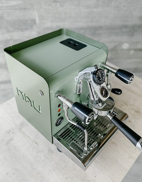 Gera me uma imagem elegante de diversos tipos de equipamento para se produzir o café
